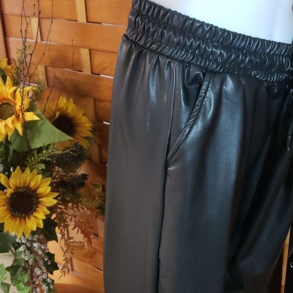 Woman pleather jogger style pants - Picture 6 of 9